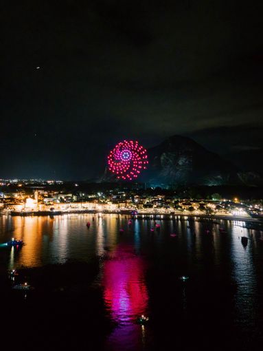Feriolo tra luci e stelle: il lago incantato dai droni e dai giochi laser VIDEO Feriolo tra luci e stelle: il lago incantato dai droni e dai giochi laser VIDEO