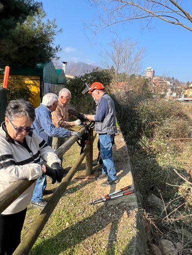 Omegna, gli 'Amici di Bagnella' al lavoro sul sentiero della Fiumetta