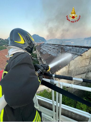 Incendio ai capannoni della ex Buzzi