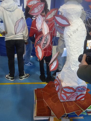 &quot;La mia voce nessun...&quot;: la scultura degli alunni delle medie contro la violenza sulle donne