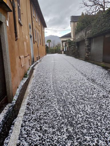Violenta grandinata nel tardo pomeriggio VIDEO