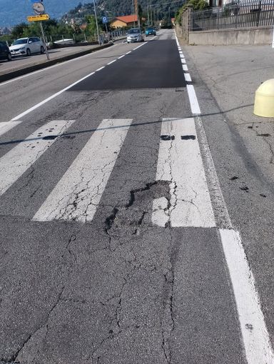 Asfalto con buche lungo la Intra Premeno