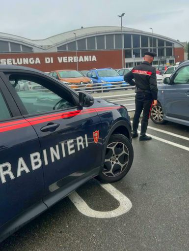 Furti nelle auto parcheggiate per poi svaligiare le case: arrestati a Verbania due ladri seriali