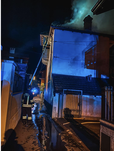 Fiamme in una casa di Luzzogno, ingenti i danni