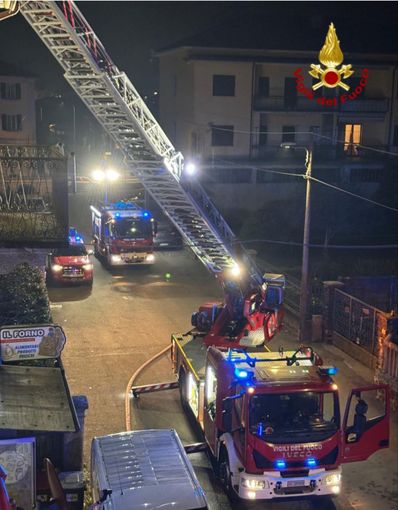 Tetto in fiamme a Gravellona, evacuate 3 famiglie