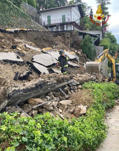 Cede una strada privata, intervento dei Vigili del fuoco Cede una strada privata, intervento dei Vigili del fuoco