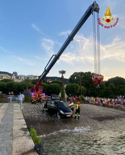 Auto finisce nel Lago Maggiore: intervento dei vigili del fuoco a Stresa