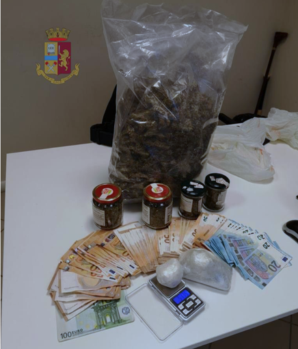 Aiuta un amico a traslocare ma sul furgone la Polizia trova nascosti 1 chilo di marijuana e 50 grammi di cocaina