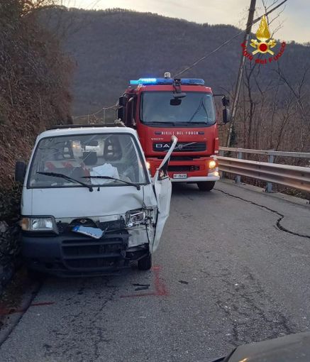 Scontro tra un'auto e un motocarro sulla via per Cossogno Scontro tra un'auto e un motocarro sulla via per Cossogno