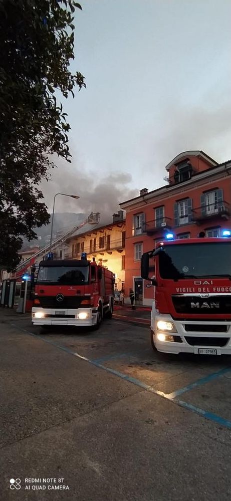 Tetto in fiamme all'alba a Suna
