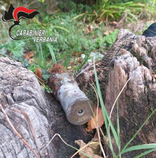 Turista tedesco trova un ordigno bellico nel lago: intervento dei carabinieri