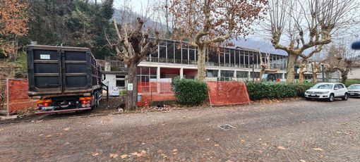 Quasi ultimati i lavori di abbattimento delle ex scuole Madonna del Popolo Quasi ultimati i lavori di abbattimento delle ex scuole Madonna del Popolo