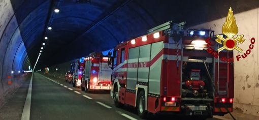 A26, auto si ribalta nella galleria tra Carpugnino e Meina A26, auto si ribalta nella galleria tra Carpugnino e Meina