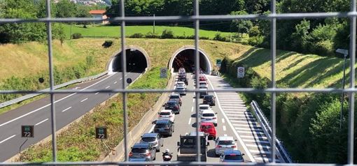 Blackout nella galleria di Brovello Carpugnino: questa mattina automobilisti senza luce