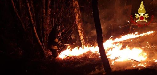 Vasto incendio alle pendici del monte Sciarrè, nel territorio del Comune di Gignese