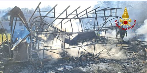 Gignese, 5 roulotte distrutte dalle fiamme nel campeggio