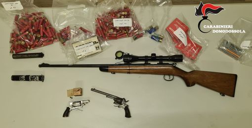 Tre arresti per armi e munizioni illegali: sarebbero state usate per estorsioni e minacce