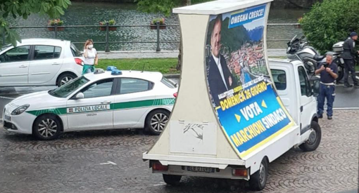 La polizia locale omegnese fa spostare il camion vela a sostegno di Marchioni