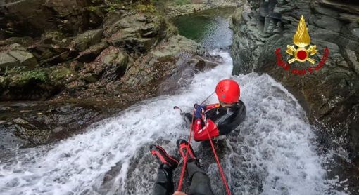 Esercitazione in forra per i Vigili del fuoco Esercitazione in forra per i Vigili del fuoco