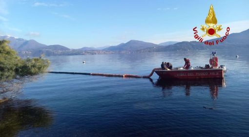 Cannero, cisterna perde gasolio nel lago. Intervengono i Vigili del fuoco Cannero, cisterna perde gasolio nel lago. Intervengono i Vigili del fuoco