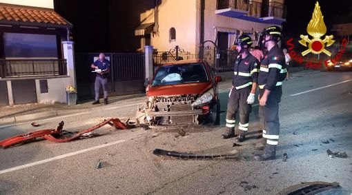 Auto esce di strada e urta un palo della luce: ferite lievi per due ragazze Auto esce di strada e urta un palo della luce: ferite lievi per due ragazze