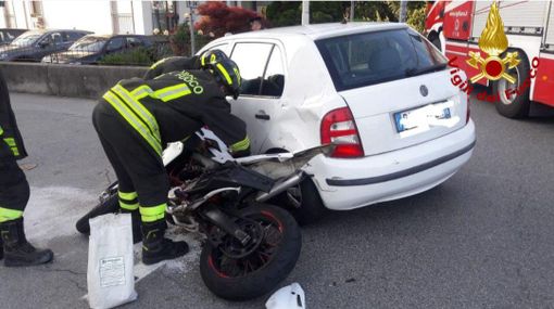 Moto contro auto a Verbania, ferito il centauro