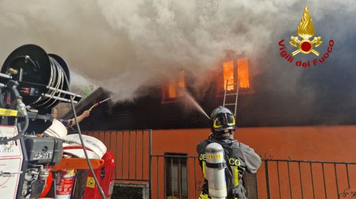 Incendio al tetto di una villetta a Luzzogno: casa inagibile