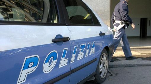Agente di polizia smaschera finti sordomuti che chiedevano offerte