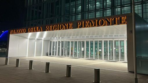 Il Grattacielo della Regione illuminato di arancione contro la violenza sulle donne Il Grattacielo della Regione illuminato di arancione contro la violenza sulle donne