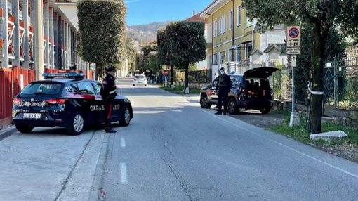 Entra in una casa mentre i proprietari riposano sul divano, ruba un portafogli e fugge. Arrestato dai Carabinieri Entra in una casa mentre i proprietari riposano sul divano, ruba un portafogli e fugge. Arrestato dai Carabinieri