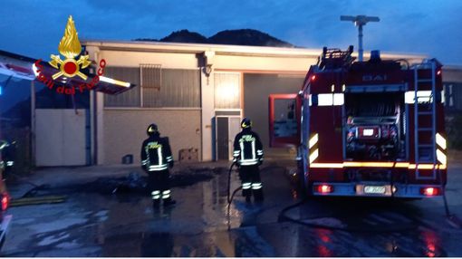 Incendio in un capannone industriale a Gravellona Incendio in un capannone industriale a Gravellona