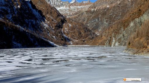 Foto: inizio d'anno con lago ghiacciato alla diga di Cheggio, in alta valle Antrona Foto: inizio d'anno con lago ghiacciato alla diga di Cheggio, in alta valle Antrona