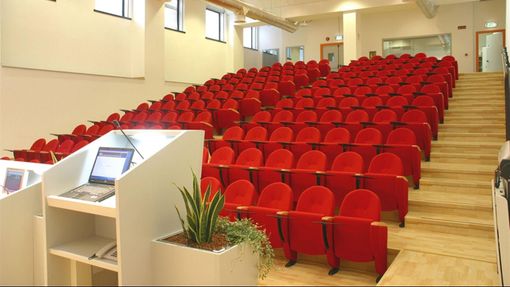 Sale dei congressi vuote: così affonda l’industria del settore