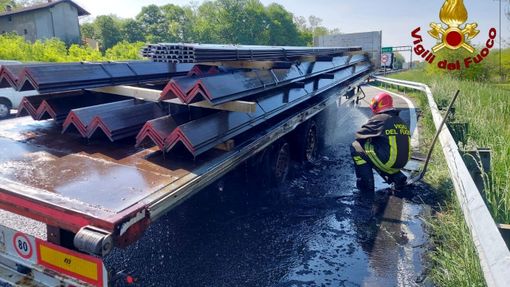 Bruciano le ruote di un camion sull'autostrada ad Arona Bruciano le ruote di un camion sull'autostrada ad Arona