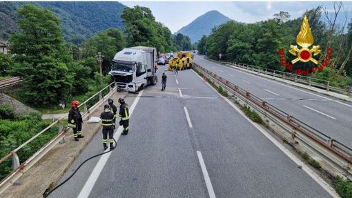Camion va a sbattere in superstrada, disagi al traffico