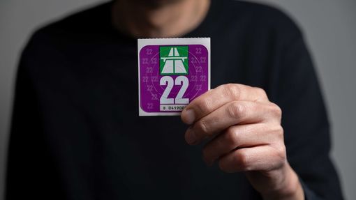 Svizzera, la “vignetta” autostradale 2022 va esposta dal 1 febbraio Svizzera, la “vignetta” autostradale 2022 va esposta dal 1 febbraio