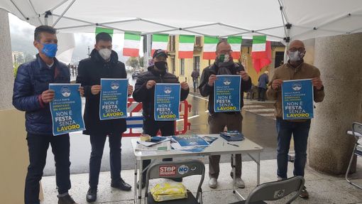 Flash mob di Fratelli d'Italia contro le restrizioni del coprifuoco Flash mob di Fratelli d'Italia contro le restrizioni del coprifuoco