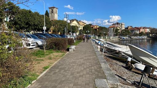 Il ritorno di tavolini e sedie sulle aiuole del lungolago di Suna fa felici gli esercenti