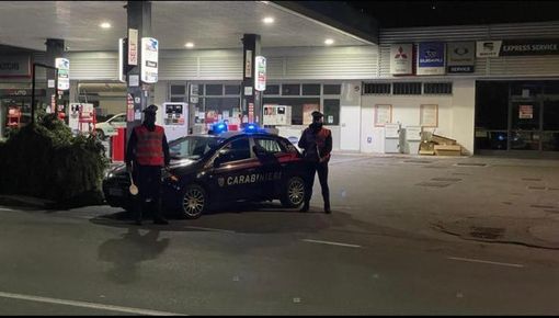 Esce di strada mentre rientra a casa ubriaco, patente ritirata e auto sequestrata ad un 52enne di Bee