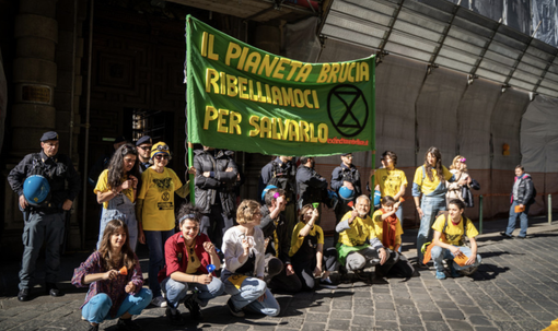 Extinction Rebellion, presidio davanti al Consiglio regionale: "Nulla per il clima" Extinction Rebellion, presidio davanti al Consiglio regionale: "Nulla per il clima"
