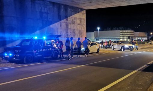 Picchia la fidanzata con un bastone dopo la serata di festa