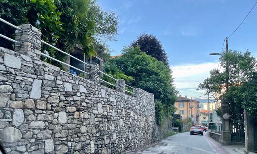 Via Intra-Premeno, rifatto il muraglione che era crollato