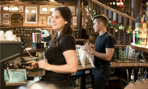 Mansioni, compiti e guadagni del banconista: una figura a tutto tondo nel settore della ristorazione