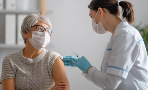 La richiesta dei Moderati: "Utilizzare il personale ostetrico per le vaccinazioni''