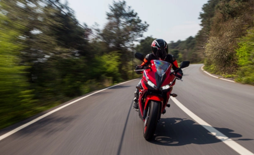 Assicurare la moto con una compagnia online: vantaggi e svantaggi Assicurare la moto con una compagnia online: vantaggi e svantaggi