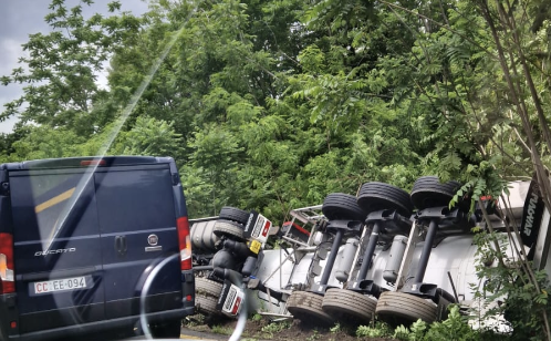 Migiandone, camion ribaltato sulla provinciale