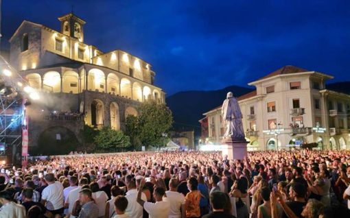 “Perché all’Alpàa i big della musica italiana suonano gratis e da noi niente?”