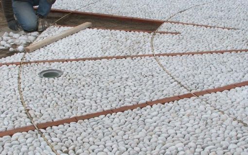 Possaccio si rifà il trucco: al lavoro per la nuova pavimentazione in lastre di serizzo e boccette di fiume