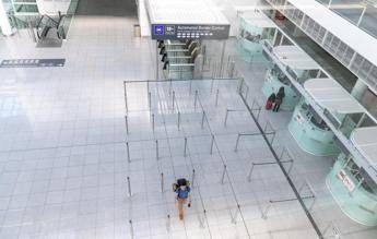 Nuovo allarme droni e disagi all'aeroporto di Monaco, poi riprendono i voli Nuovo allarme droni e disagi all'aeroporto di Monaco, poi riprendono i voli