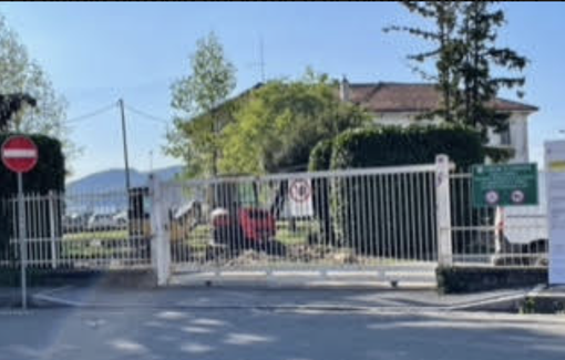 Operai e ruspe al lavoro per “demolire” il parco giochi di Intra Operai e ruspe al lavoro per “demolire” il parco giochi di Intra